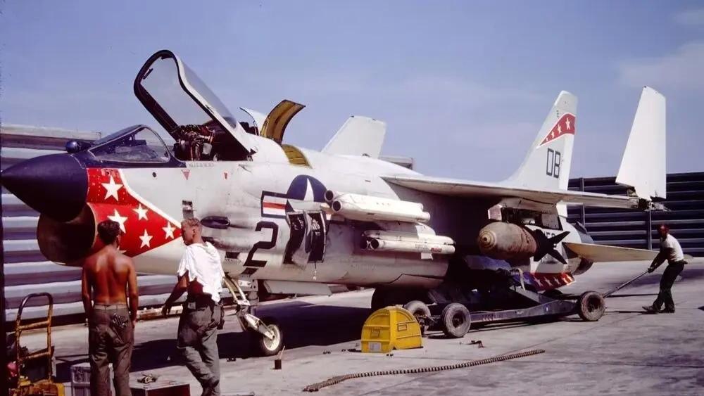 1965年，越南战争中，一架美国海军陆战队的F-8战斗机正在挂载火箭弹和炸弹。