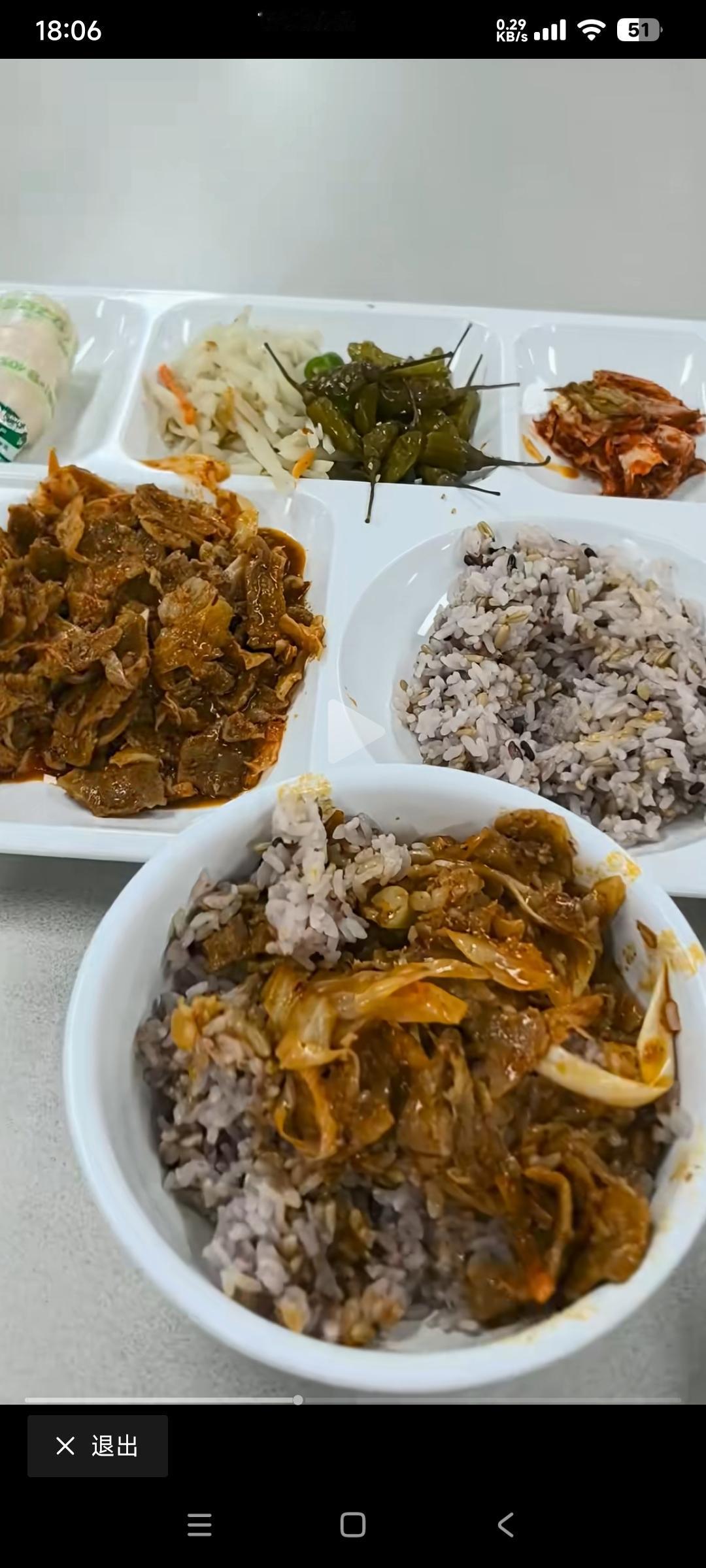 中国船员去韩国出差，晒出他在韩国造船厂食堂吃的午餐。

七千韩元只有一点紫菜饭和