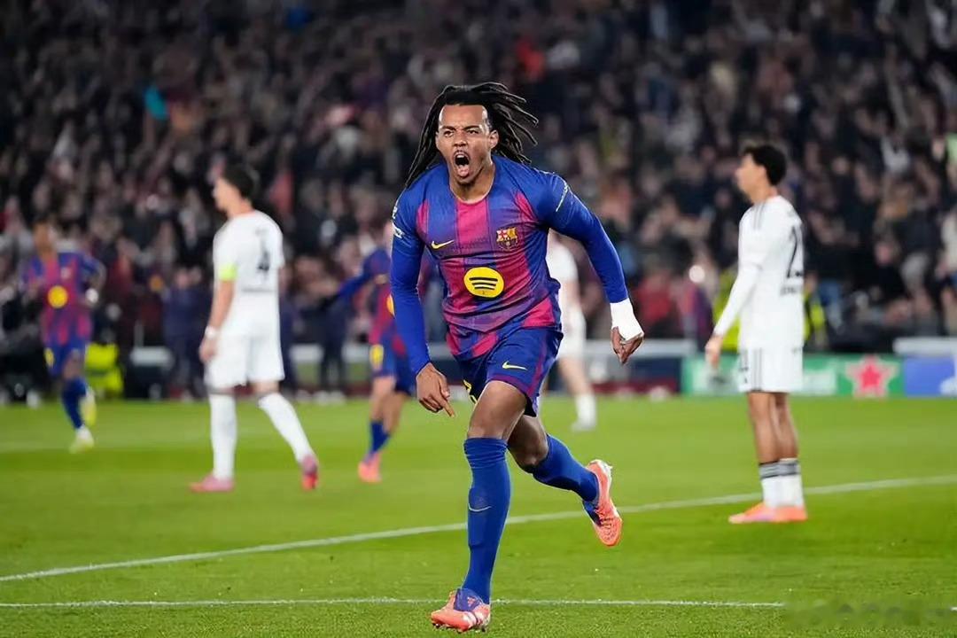 世体：巴萨中卫重组！弗里克演练孔德+马丁组合据《世界体育报》报道，欧冠次回合赛前