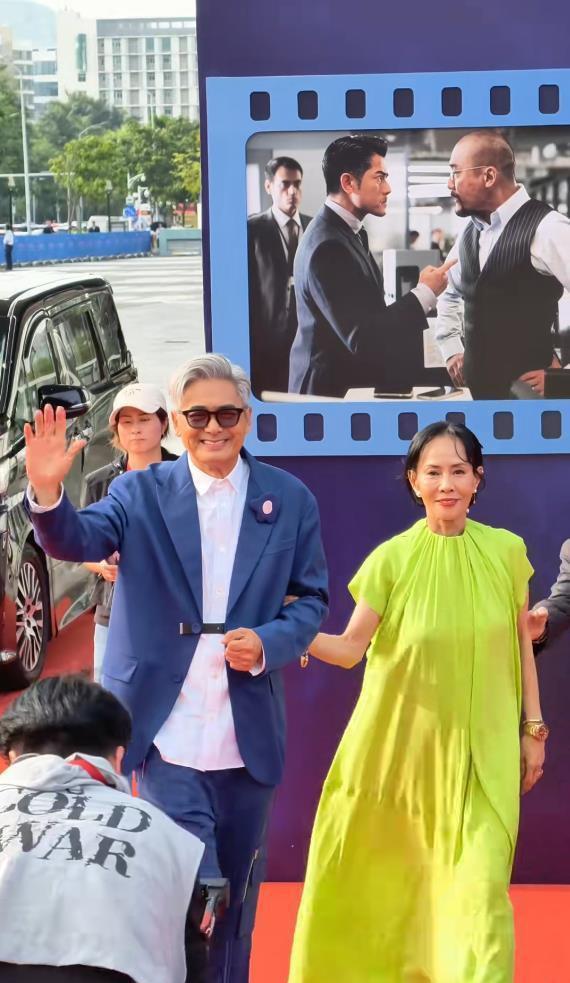 71岁的周润发与妻子陈荟莲‌一同亮相 电影《寒战1994》深圳首映礼上，67岁的