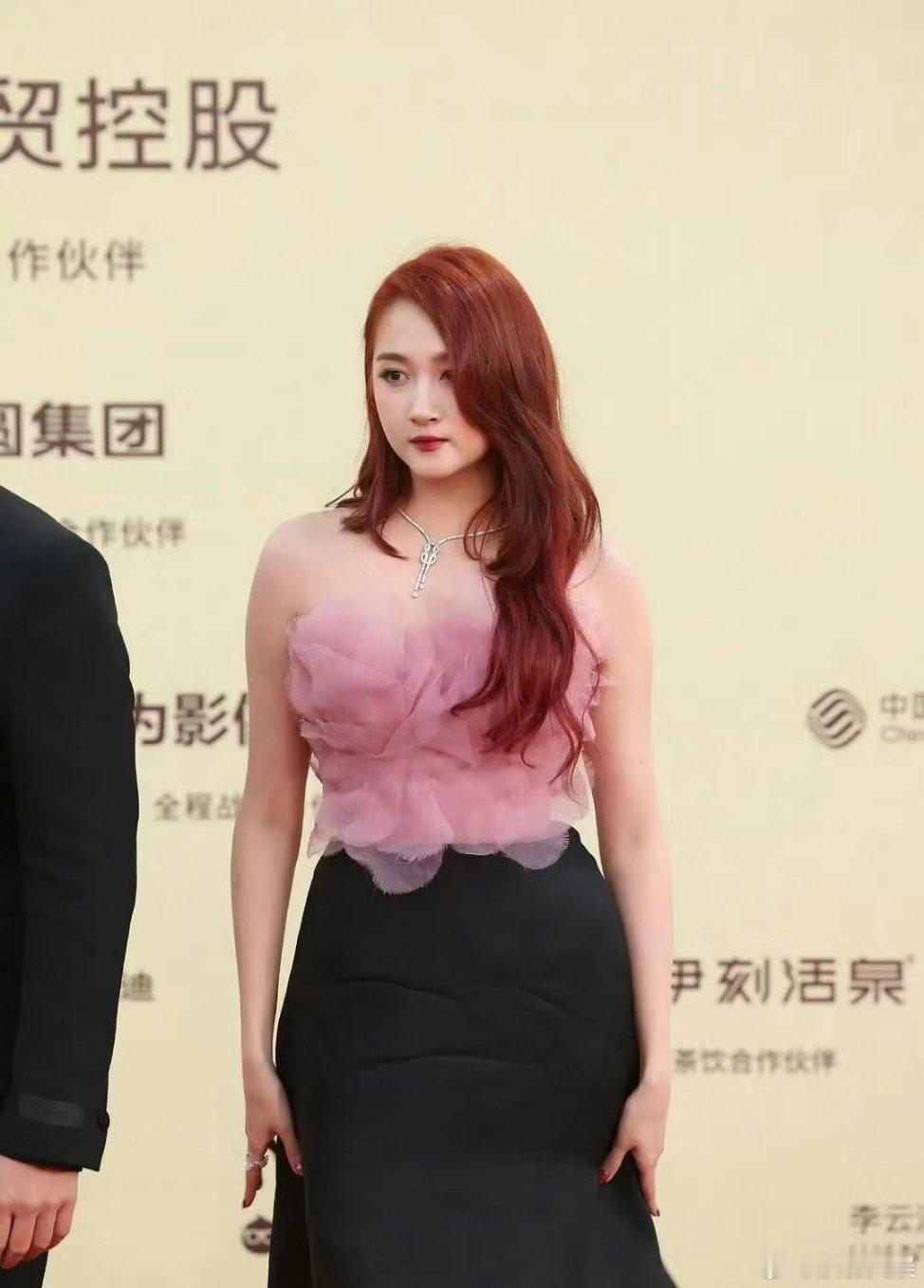 关晓彤红发 一点也不好看，关晓彤人长得漂亮，身材和气质都有，就是造型和穿搭一直跟