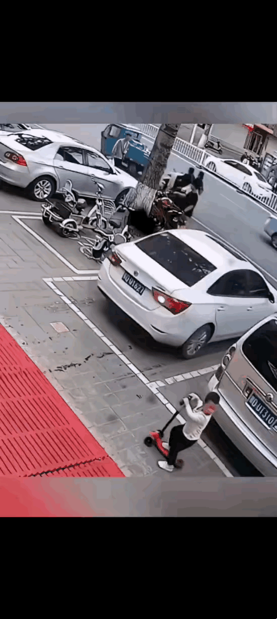 记住了吗？
这一巴掌打得咋样？心里话：只知道往前冲，怎么就不知道看着车呢？没看到
