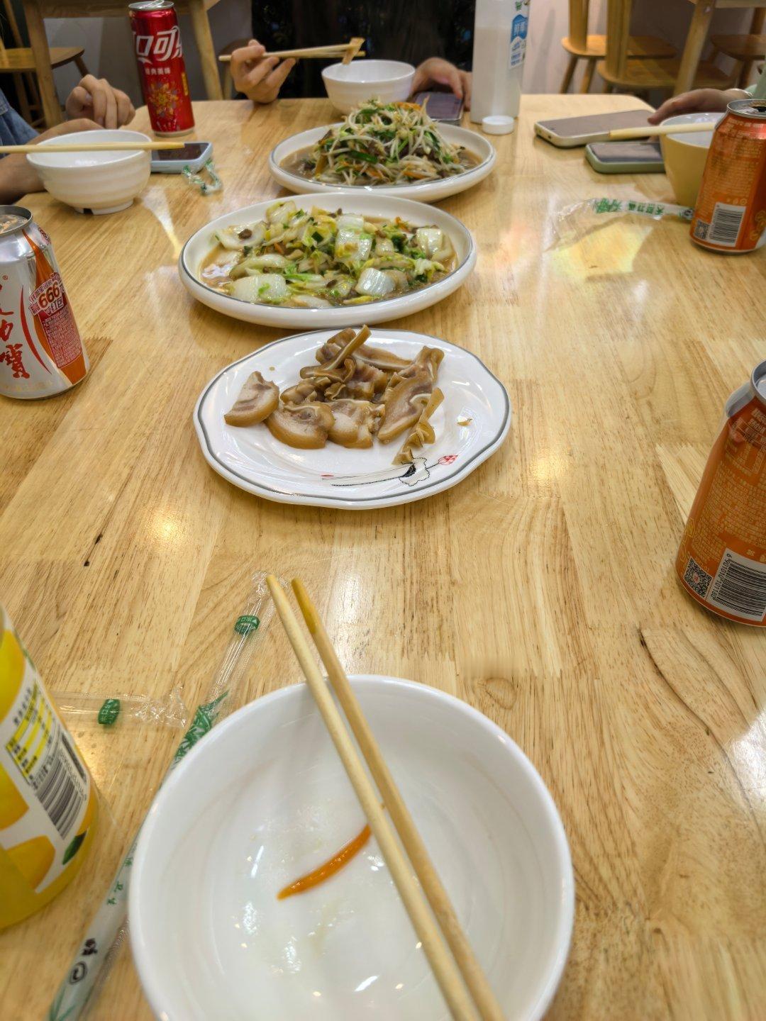带着五个加完班的妹妹和小萌开饭 ​​​