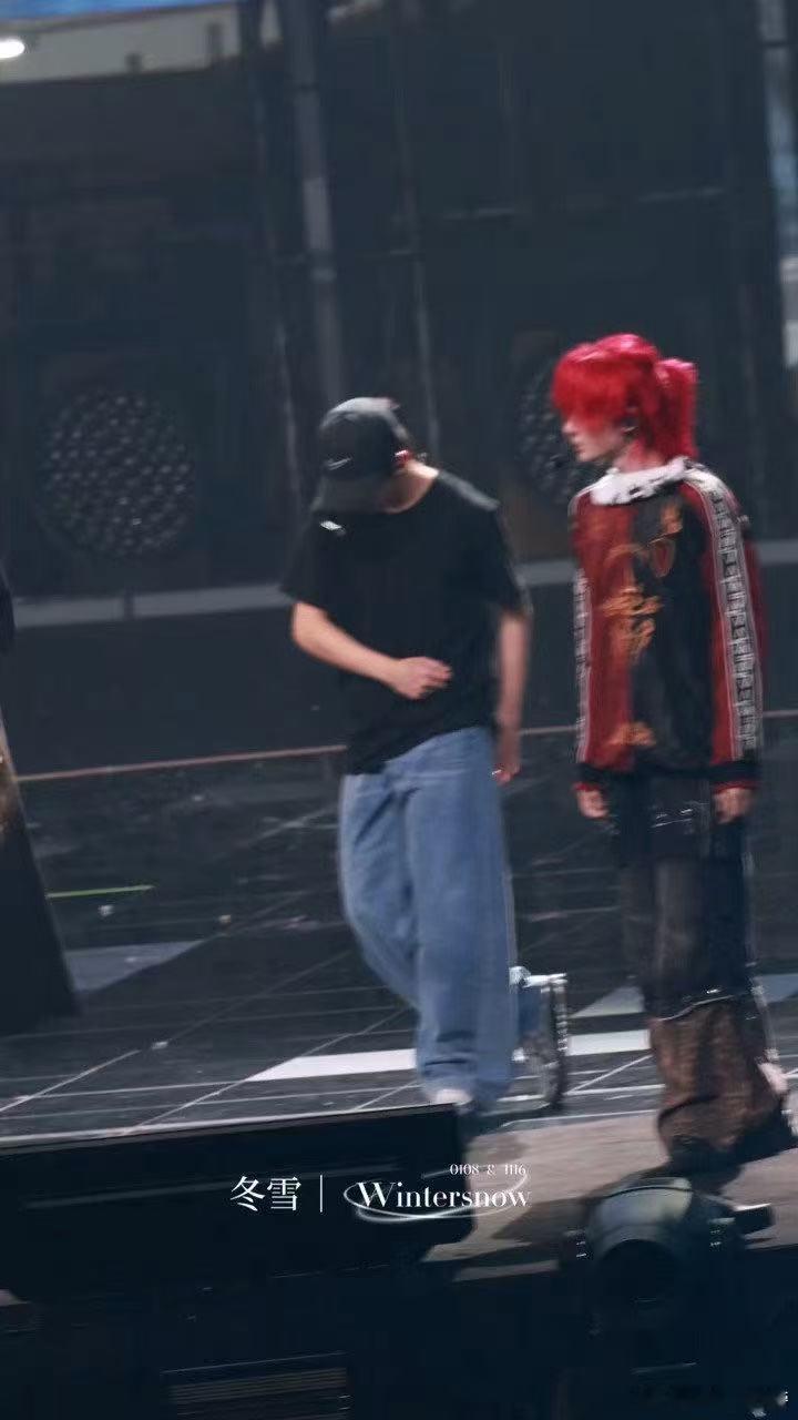 余宇涵红发路透 红发小余太惊喜了，这个发色衬得他少年感直接拉满 