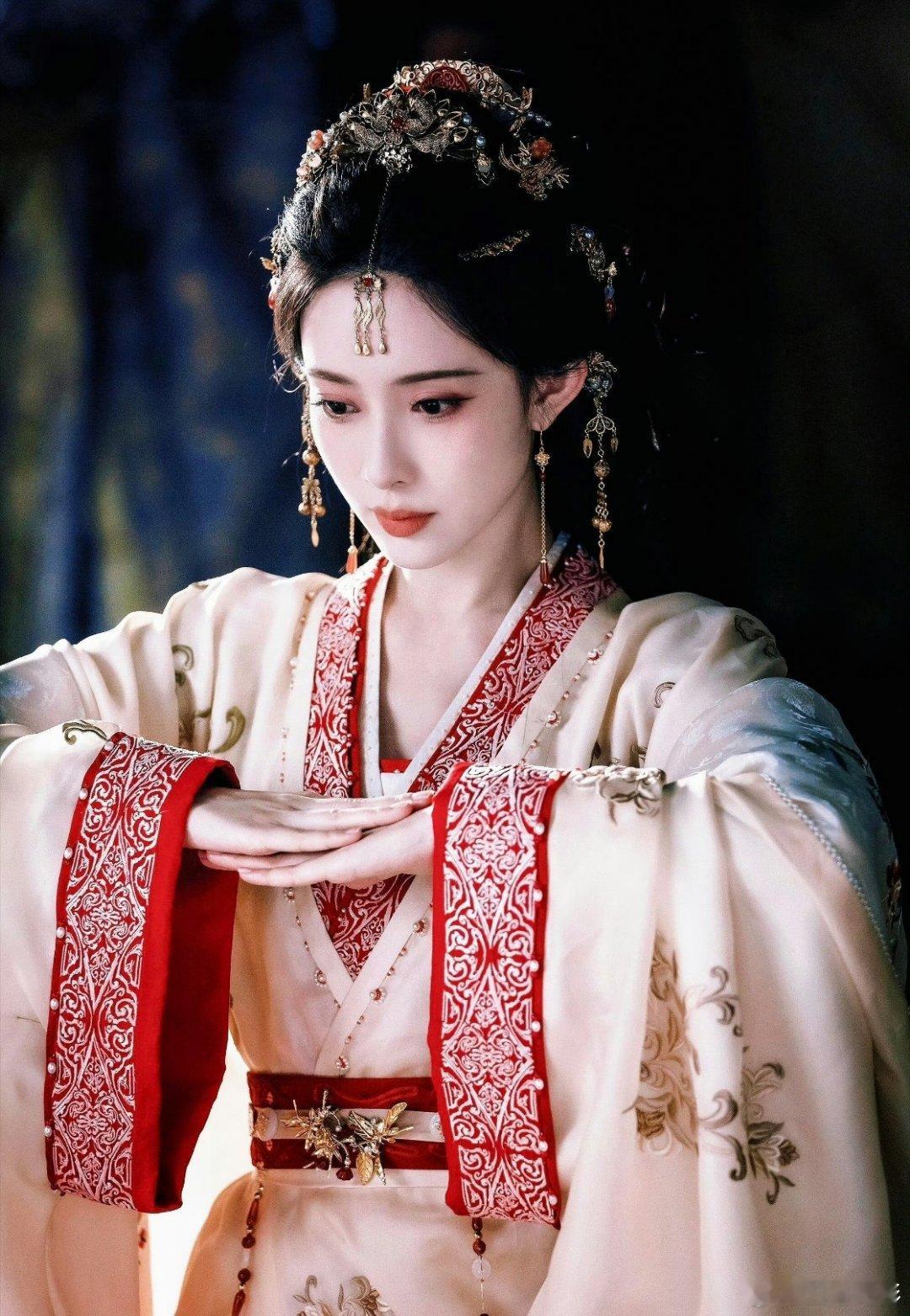 内娱剧宣请按孟子义这样卷起来孟子义剧宣好大方！内娱剧宣请按孟子义这样卷起来！孟子