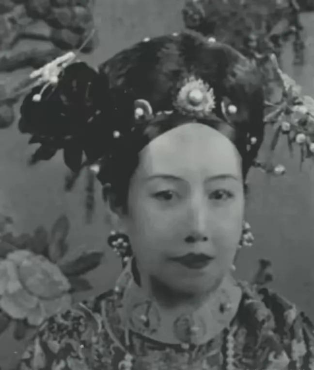 慈禧年轻没想到那么漂亮，摆在现在也是一个妥妥的大美女。
很多人说，清朝都是因为她
