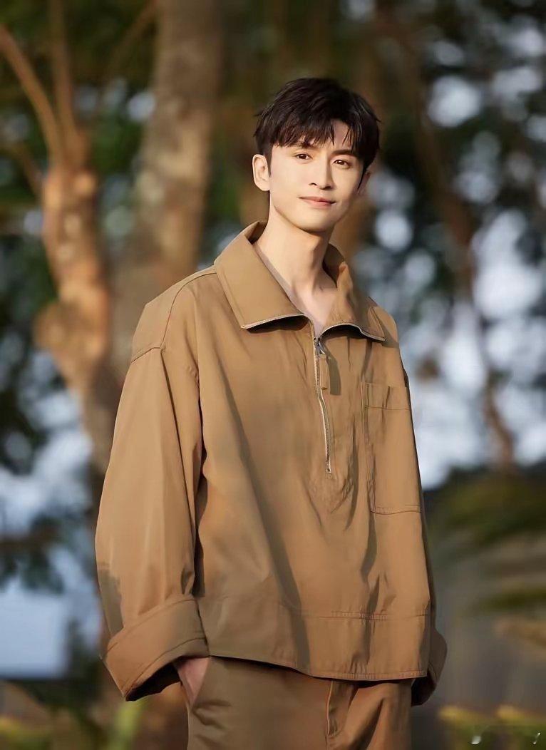 同年出生的四位美男子：张云龙、林更新、罗云熙、张若昀，谁才是理想型？你最喜欢谁？