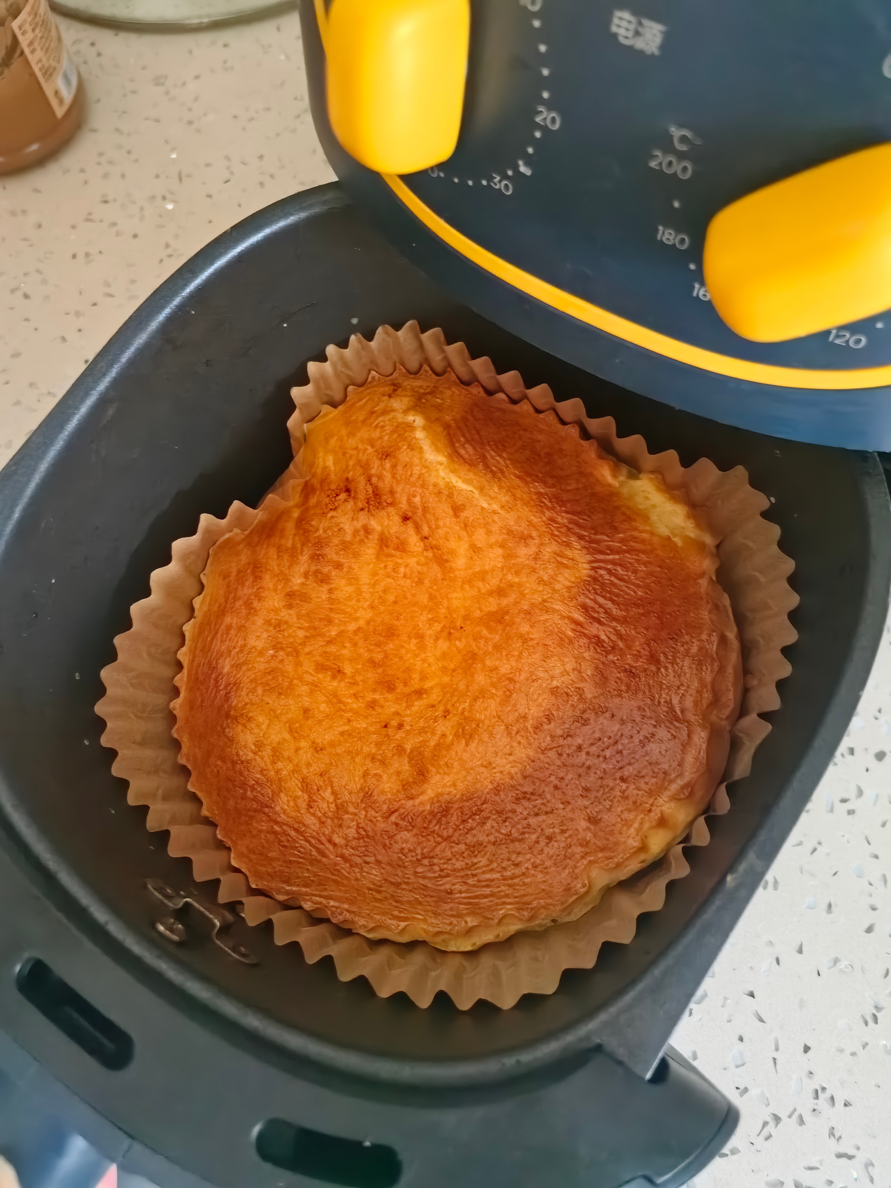 五一假期第2天小闺蜜亲手做的蛋糕🍰，嗯……有点草率…… ​​​