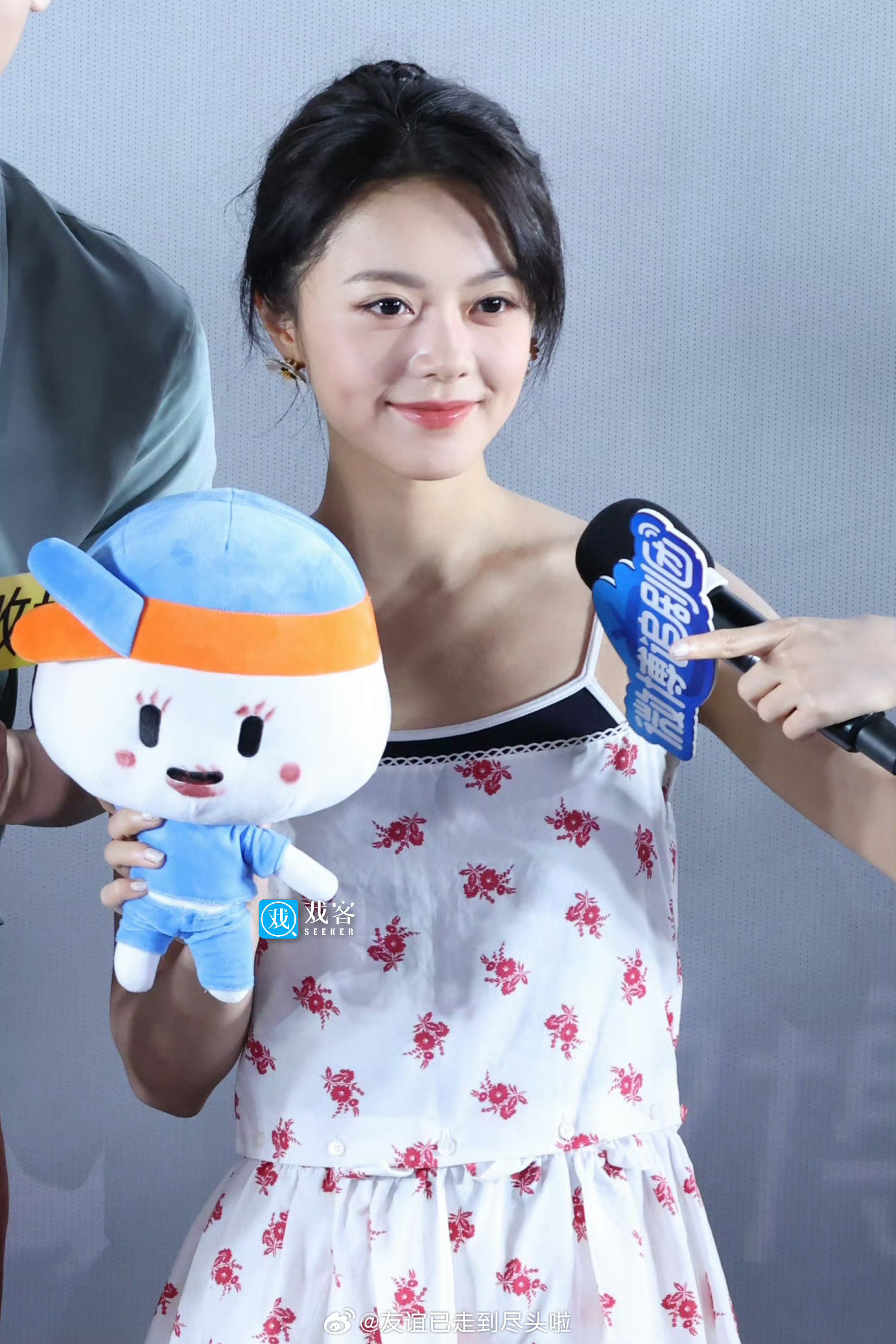 赵今麦刘浩存Miu Miu同款造型，运动风吊带＋白色碎花裙＋灰色长筒袜，这三件单