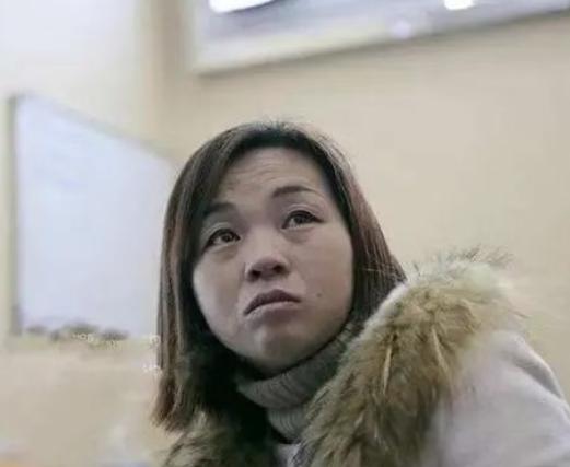河南女孩王娜娜高考后苦等通知书无果，以为落榜便远赴异乡打工十二年。直到去银行办业