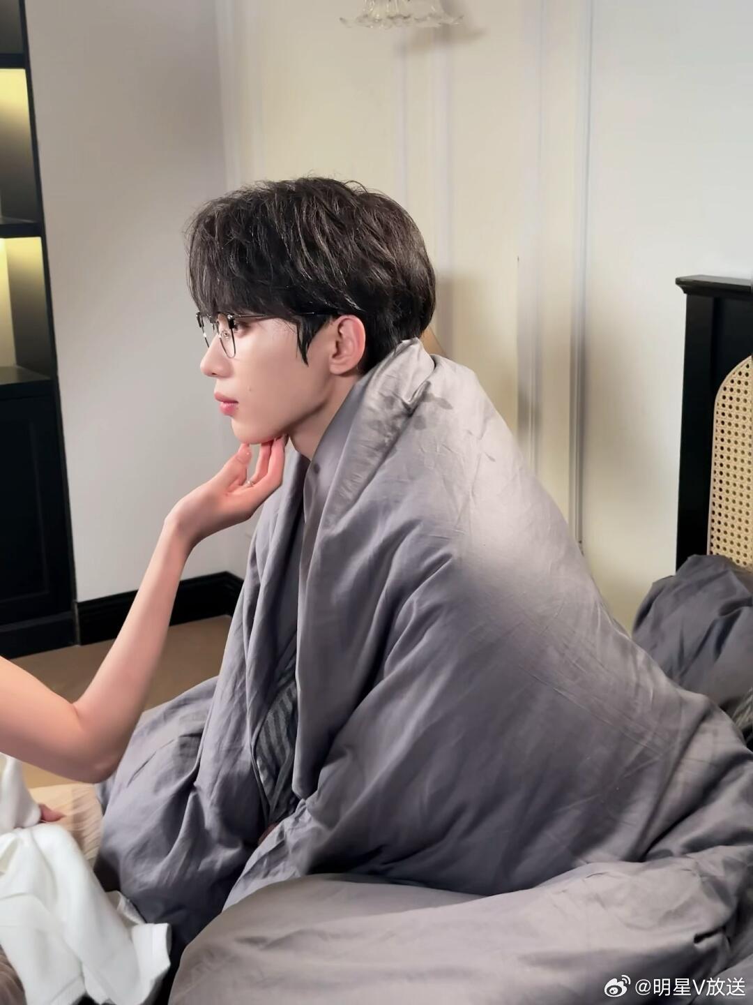 张翅穿得帅帅的被骗得惨惨的张翅回复假吴添豪 粉丝集体伪装成艺人团建评论区，帅气营