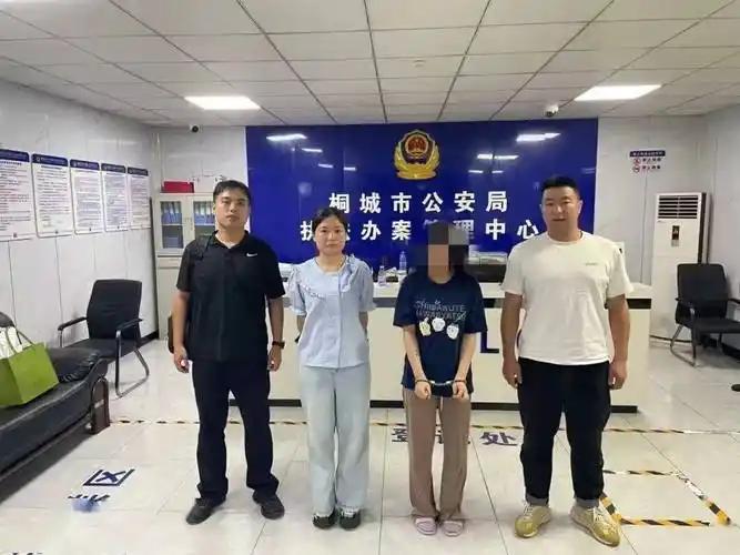 贴身“囤货式”盗窃，小聪明难逃法律追责
 
谢某频繁定点到商铺，私自拆除吊牌、防