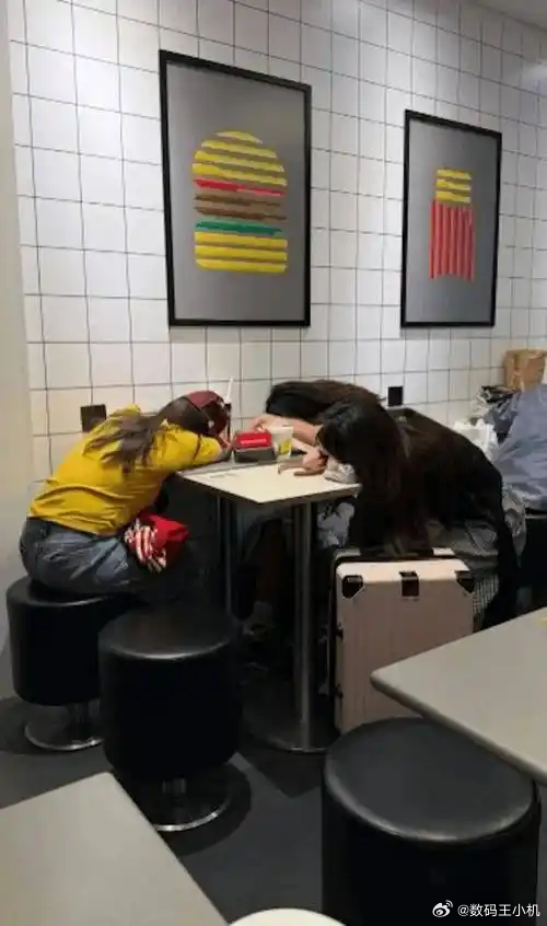 麦当劳过夜现状我觉得趴一下还可以，但是直接躺在上面，真的没素质，流浪汉都不会这么