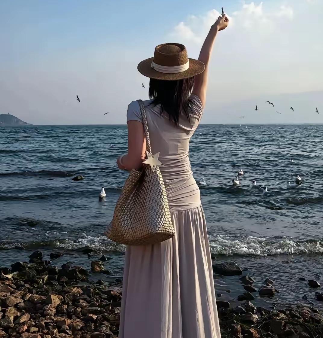 海边漫步，轻纱飘逸，海鸥相伴，悠然自得。原创看图片配诗 
在海边漫步，那轻纱如同