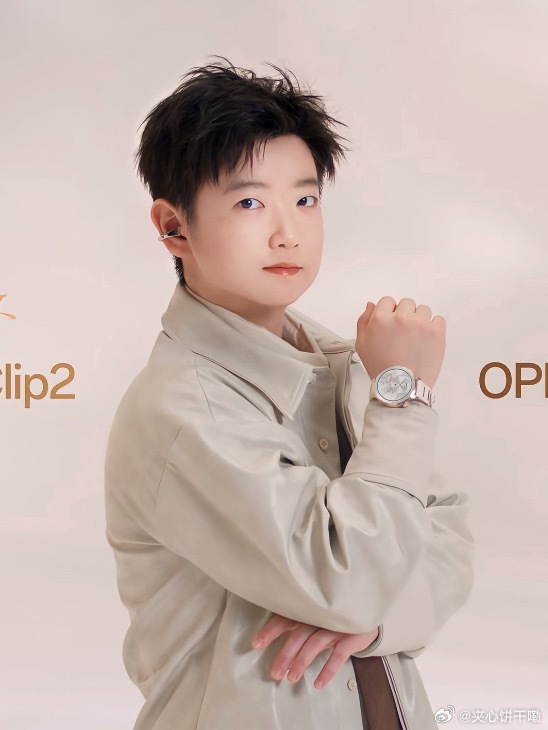 有种小孩穿大人的衣服，奶帅奶帅的