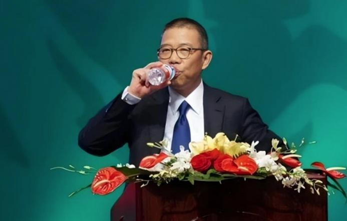 互联网消息指出，近日农夫山泉创始人钟睒睒正通过旗下的“养生堂有限公司”，为固态电