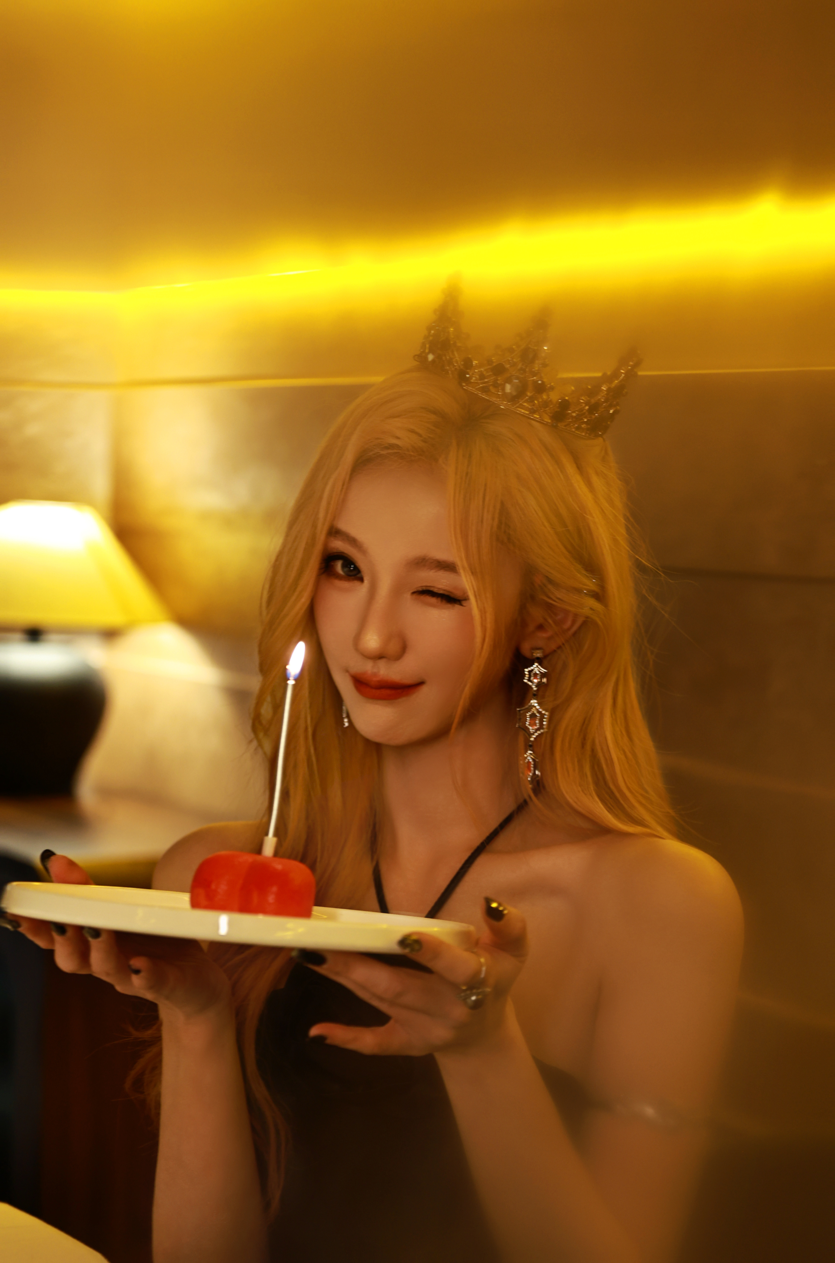 肖燕金发反差感 肖燕金发造型打破固有印象，甜妹变酷姐，清冷高级感拉满，颜值与可塑