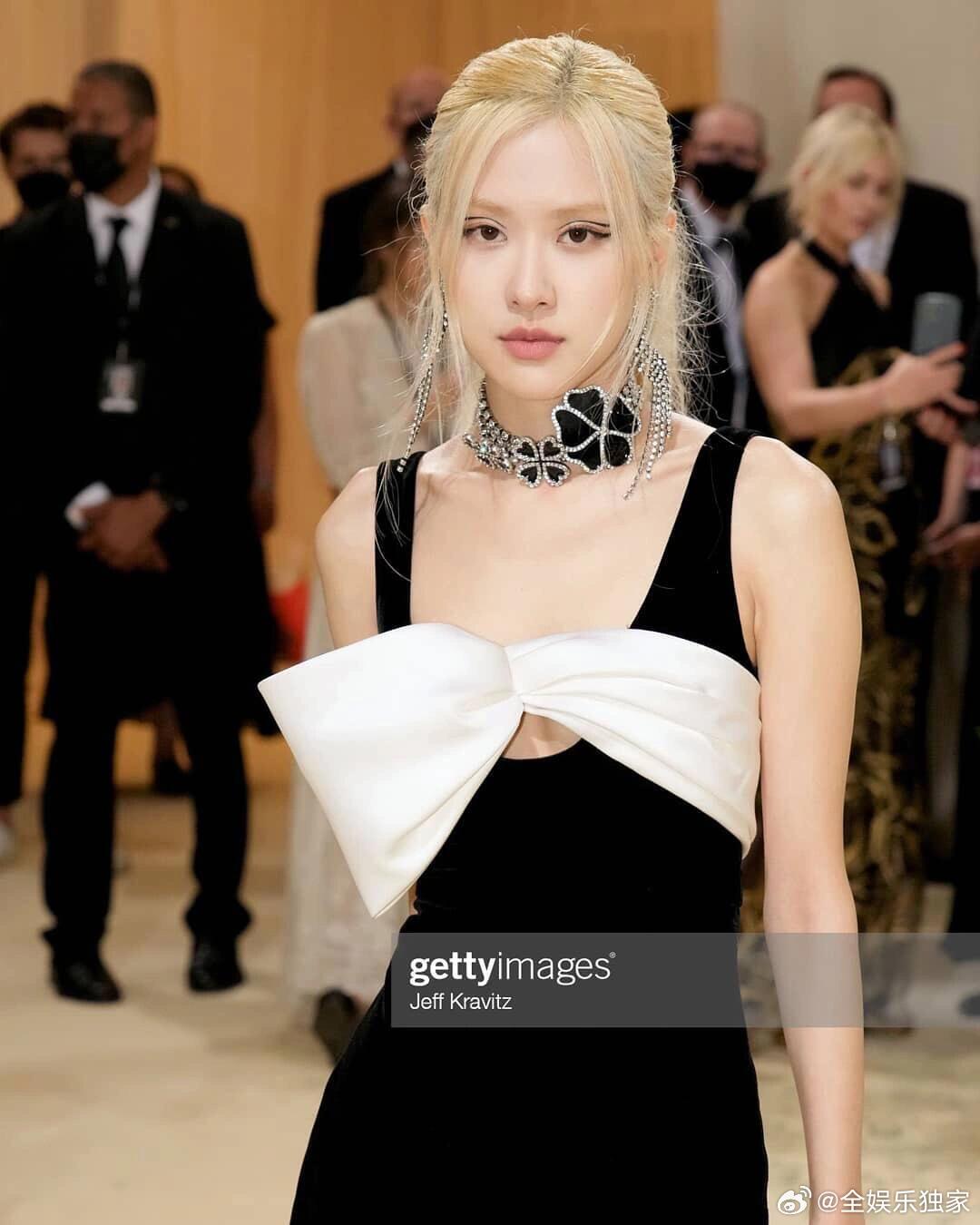 LisaJennie朴彩英将参加metgala 三位女神同框的画面太美！metg