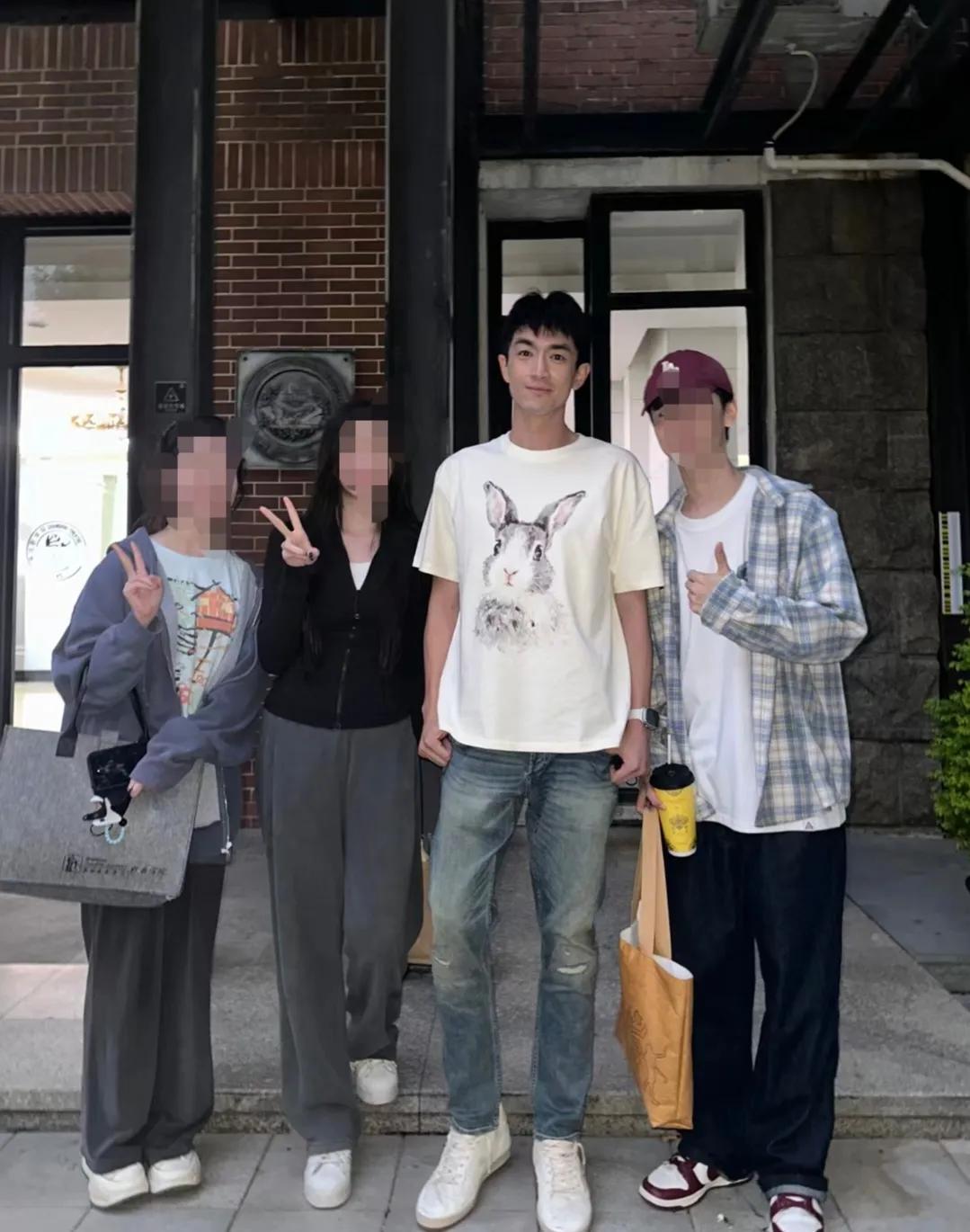 林更新，引热议。

今天，有网友晒出与林更新的合影。网友写道：上戏到底有谁在？噢