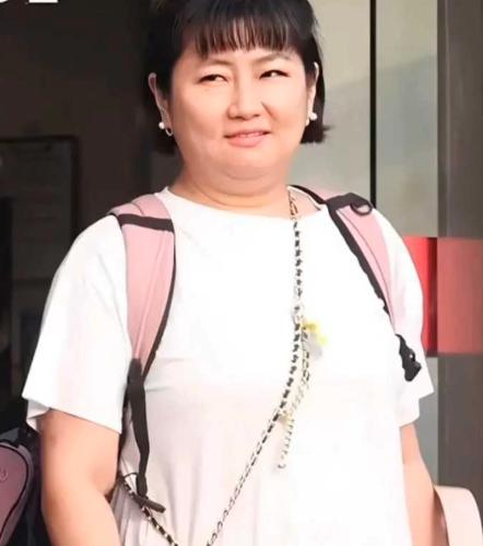 街头被拍的任家萱，和当年舞台上的模样差别很大。

有网友在台北街头偶遇S.H.E