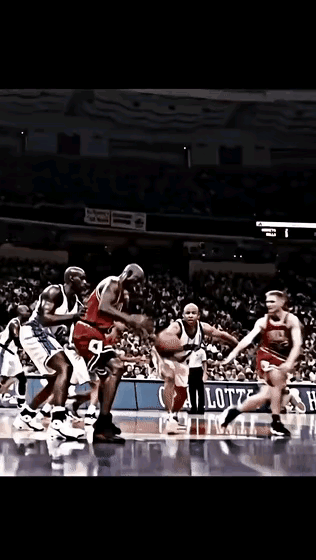 NBA历史上最华丽的背身单打，最教科书般的中投，最无解的进攻方式，没有之一。