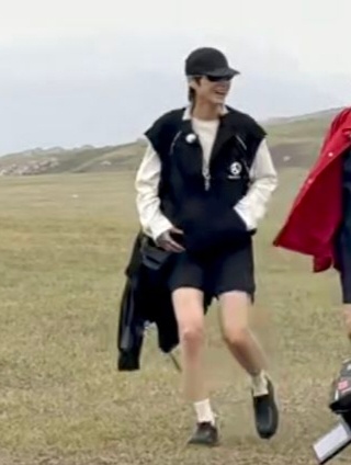 第三集📣滑草李宇春旅综路透 我家 在巴音布鲁克滑草了，很开心的样子李宇春向野的