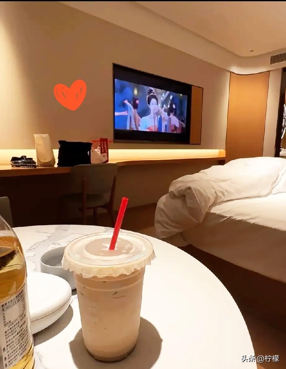 今晚的决定不租房了，
长住酒店，为什么呢，
因为我发现了长住酒店的好处，第一，不