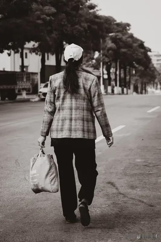 人老了，没钱并非最大的悲哀。就说60后这代人，出生在物资匮乏时，年轻时辛苦打拼攒