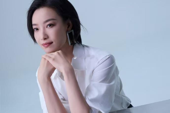 丝域全球品牌代言人倪妮 官宣新代言！白衬衫黑长裤简单却高级，发丝光泽感满分，大女