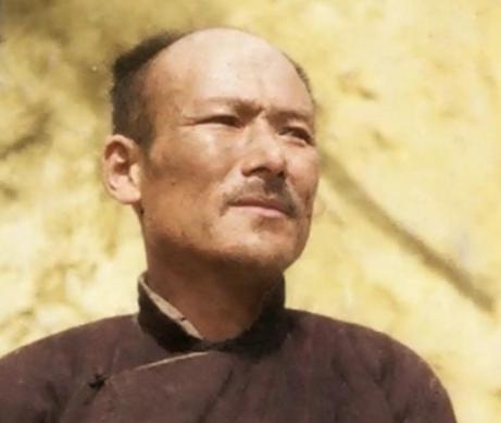 1947年，延安主动撤离。老红军韩继恩因故滞留城中，不幸被俘。面对审讯，他主动交