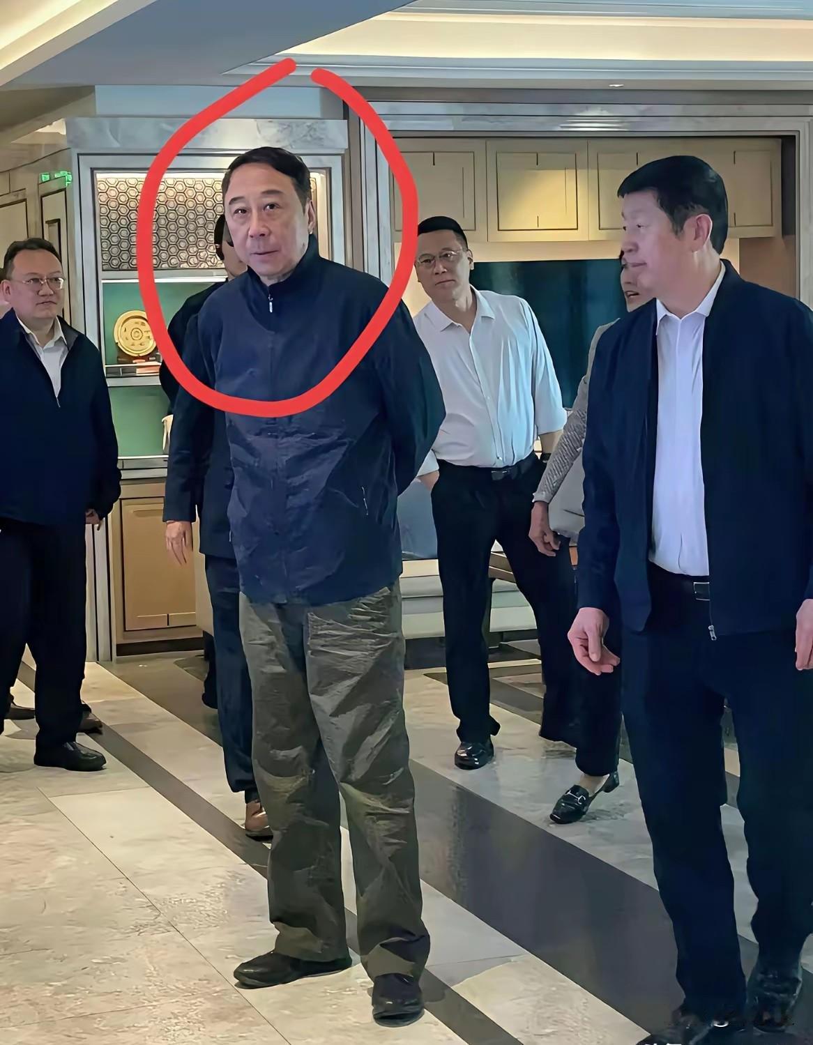 冯巩在视察，70岁的冯巩非常有领导派头，与和闫学晶拍段子时简直判若两人闫学晶演技