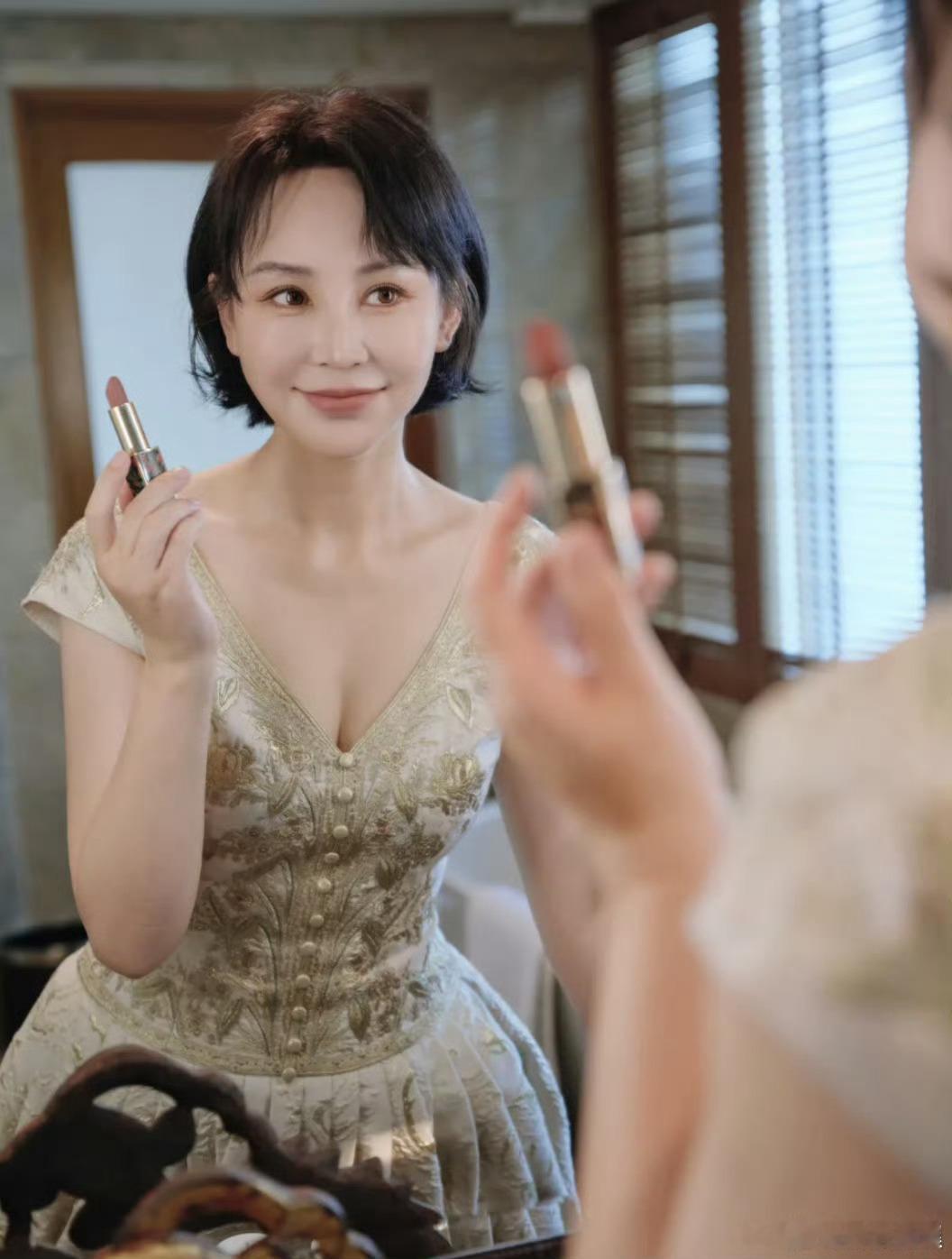 岳丽娜深夜突发心脏不适入院：演艺圈“带病硬扛”该叫停了4月26日深夜，演员岳丽娜