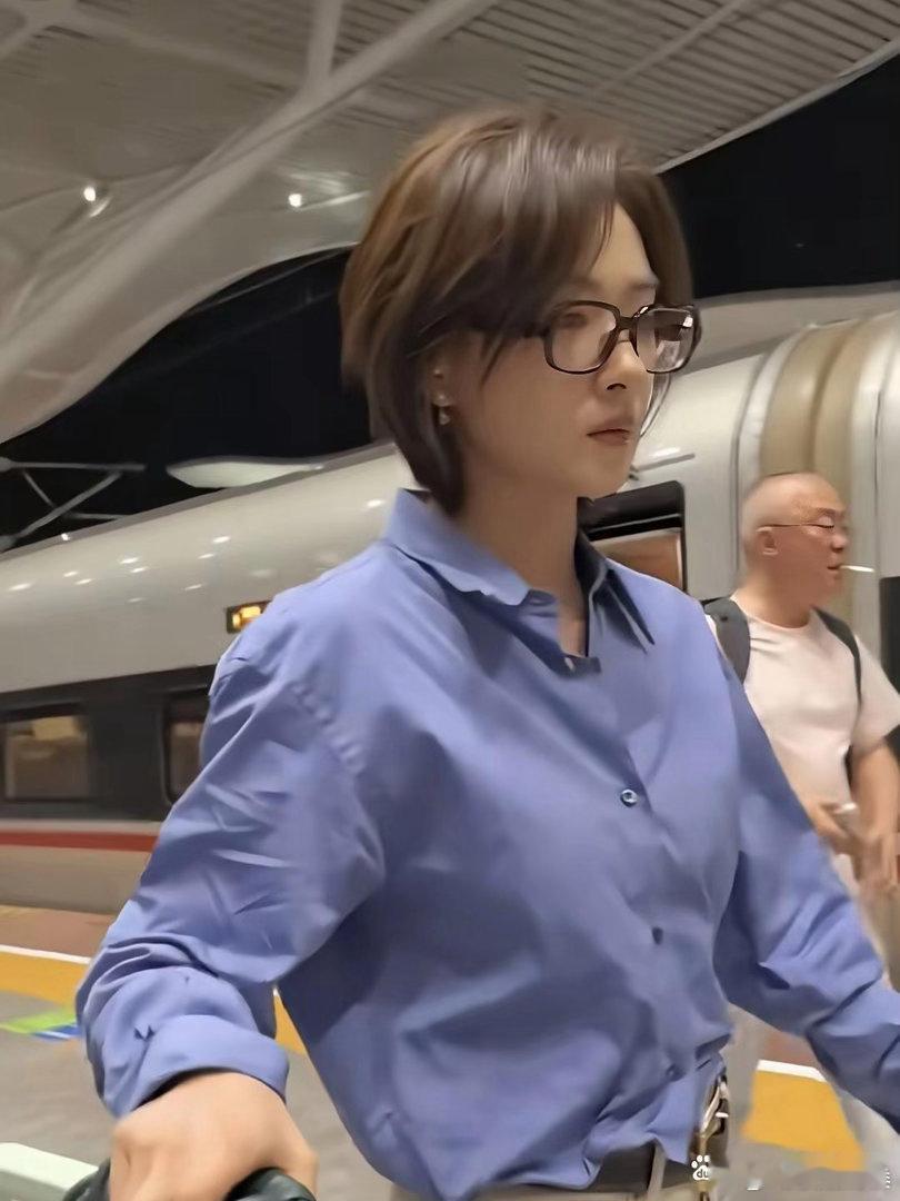 低调的万茜，居然还要自己坐火车，身边也没助理，这样的明星不多见？ ​​​