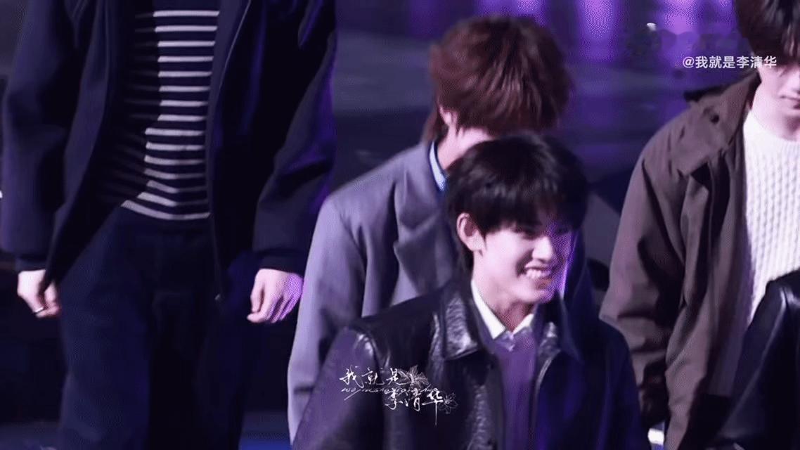 张极出道第一次领奖好有新人美第一次领奖的张极，像清晨沾着露水的花朵，纯粹又充满生