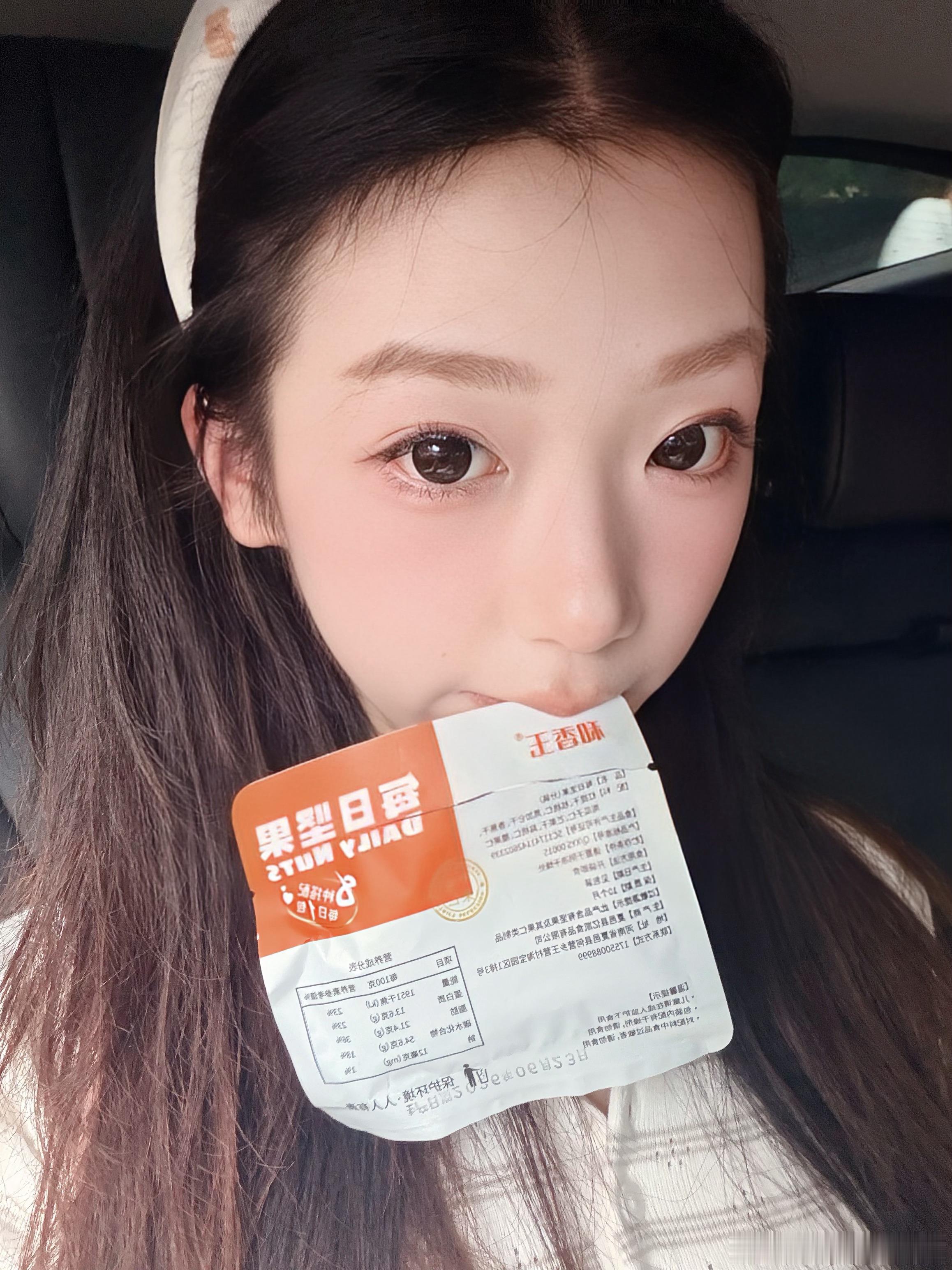 回家的路上 偶遇一只小松鼠偷次坚果中🌰