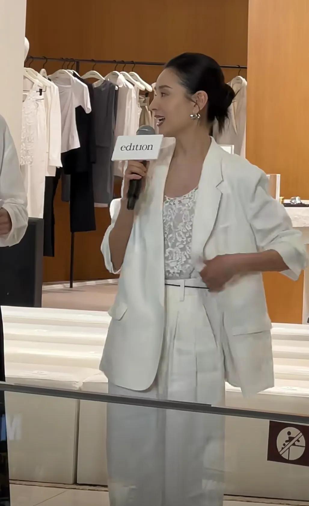 董洁线下活动生图，感觉她胖了一点点，以前太瘦了，不过胖瘦都好看，骨相美人真的是人