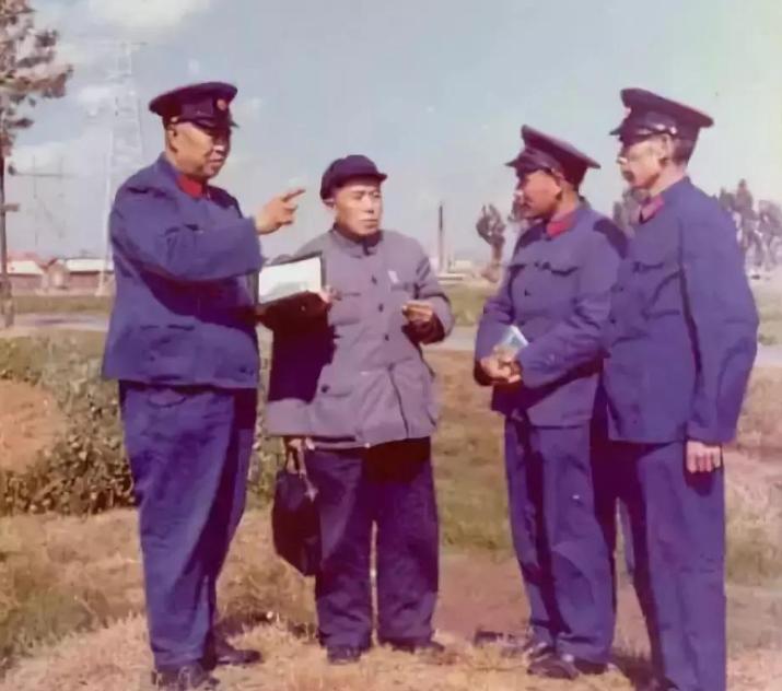 1967年，一趟昆明开往红河州的火车上，云南省公安厅下放到地方干部的曹显政，随手
