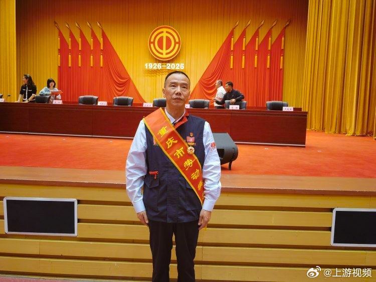 #获评劳动模范的哥曾参与山火救援#【从“活地图”到劳动模范，重庆“的哥”二十年的