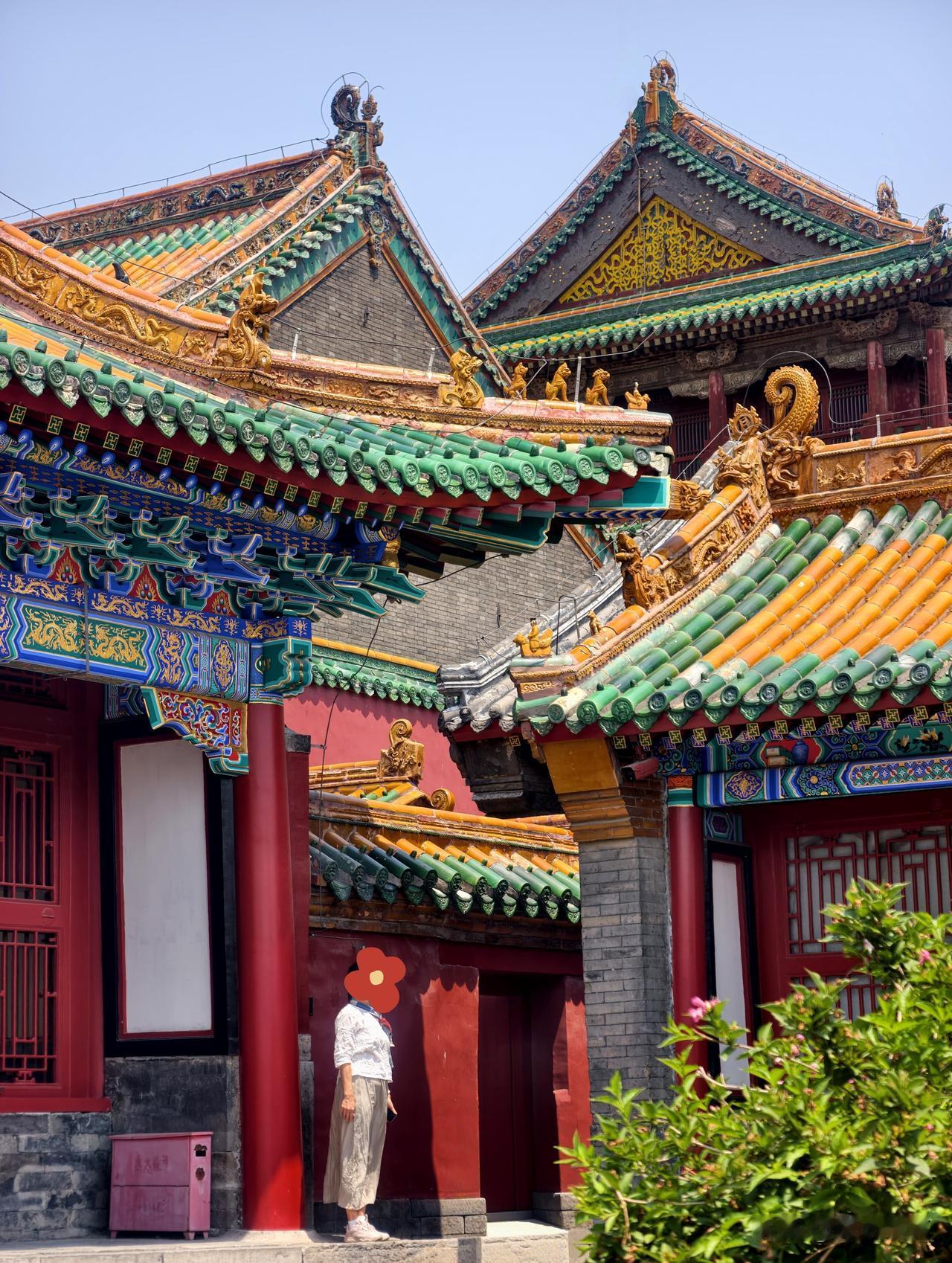 在「沈阳故宫」尝试自拍大景小人的照片，果然是比平时拍的打卡照好很多呢。
沈阳故宫