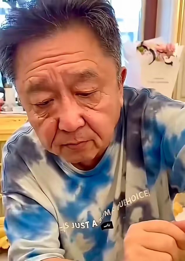 仔细看于谦这脸，都耷拉成啥样了？说是80岁也不为过。叠堆交错的皱纹和塌陷的大眼 