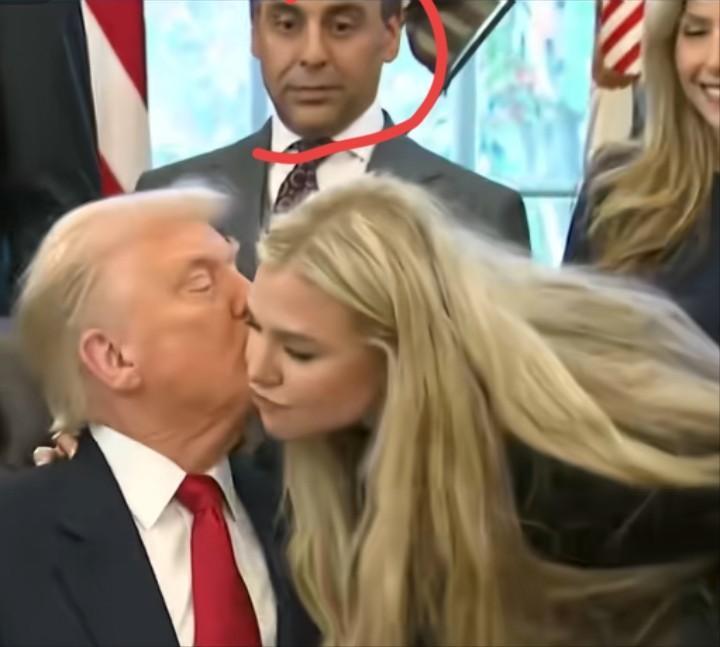 特朗普是一点也不避讳啊！！
在任命驻印度大使的仪式上，他签完字后，忽然无缘无故亲