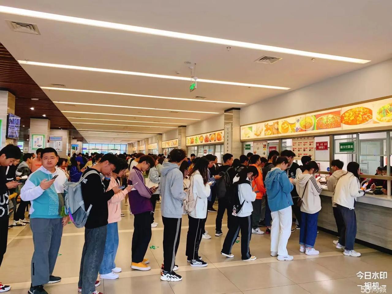 给贪污学生餐费的罗校长算笔账！
四川省中江县一中学校长罗某，2025年12月因为