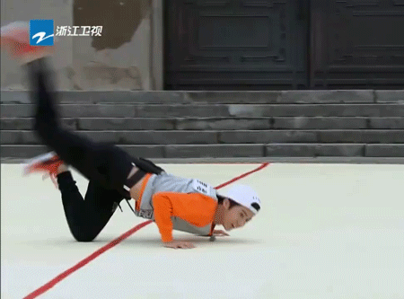 鹿晗选手正在完成一系列的高难度动作👏👏👏 