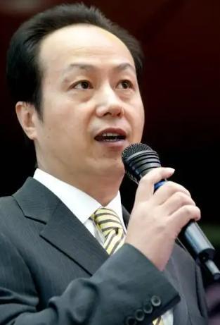 著名主持人罗京，去世多年后，母亲患上老年痴呆，妻子带着儿子改嫁了一位富商，可是儿