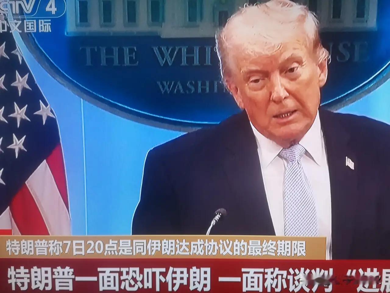特朗普一手拿着刀，一手举着牌。一边释放谈判停战信号，一边集结重兵，并继续封锁伊朗