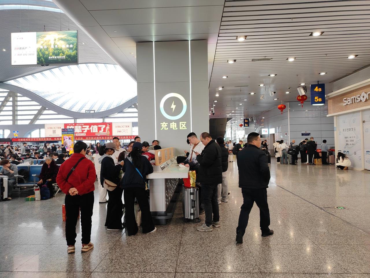 高铁站充电区的设置，还是挺符合旅客需求的。每次来高铁站，都会看到不少旅客，在充电