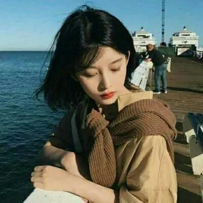#你最喜欢的一句话#

人不是因为美丽才可爱，而是因为可爱才美丽