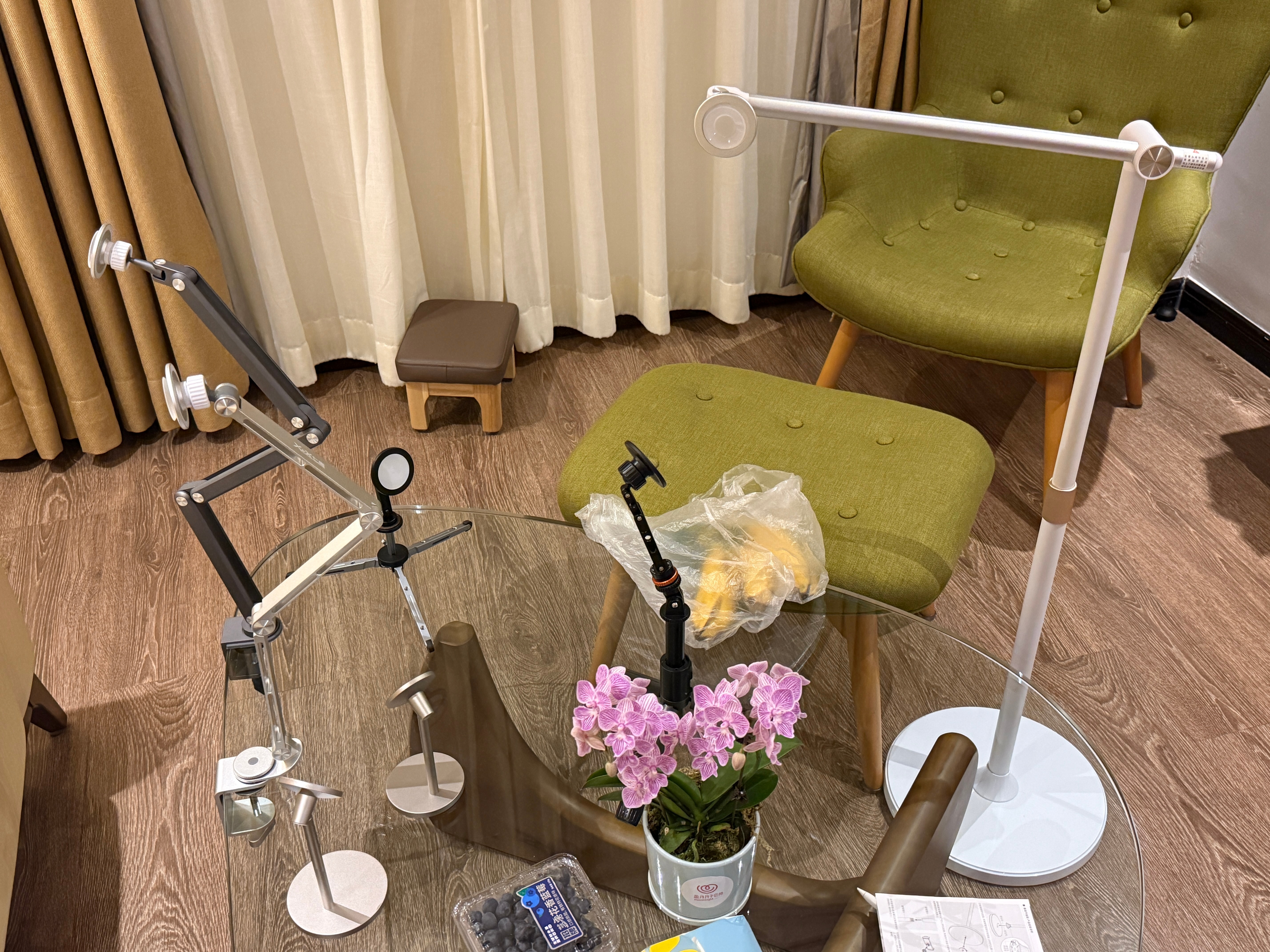 好家伙，桌面又多了两个支架