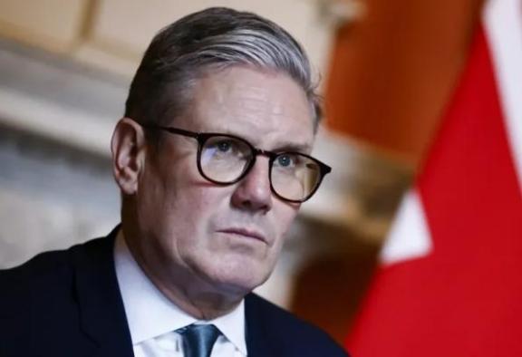 英国首相一句话，直接“扔”向了全世界。他说，中国，是世界三大强国之一。

202