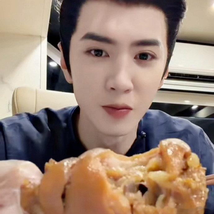看陈哲远吃饭有种浓浓的幸福感陈哲远全世界对食物最虔诚最尊重的人  陈哲远全世界对